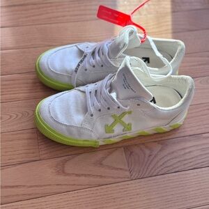 Off-White  Sneakers in White and Neon Green size 7